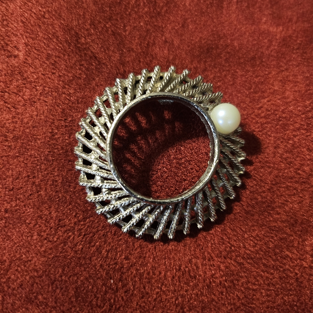 Vintage Silver-tone Ridged Wreath Circle Brooch Pin Sinngle Faux Pearl